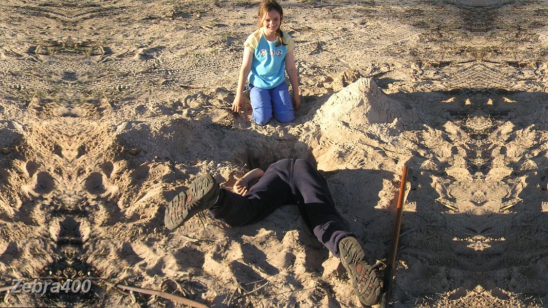 12-Sasha watches Jayden dig a big sandy hole at Red Gums campsite.JPG